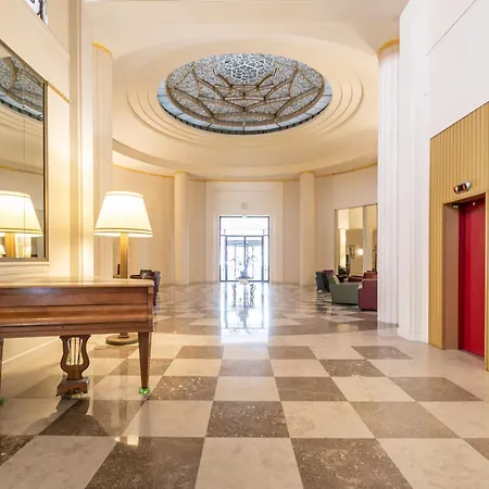 Madeleine Flat * Parigi